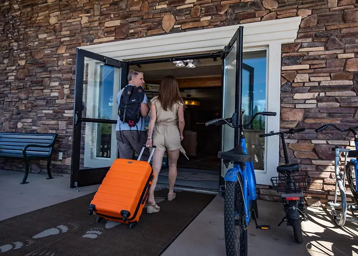 Pet Friendly hotel: Yellowstone Park Hotel